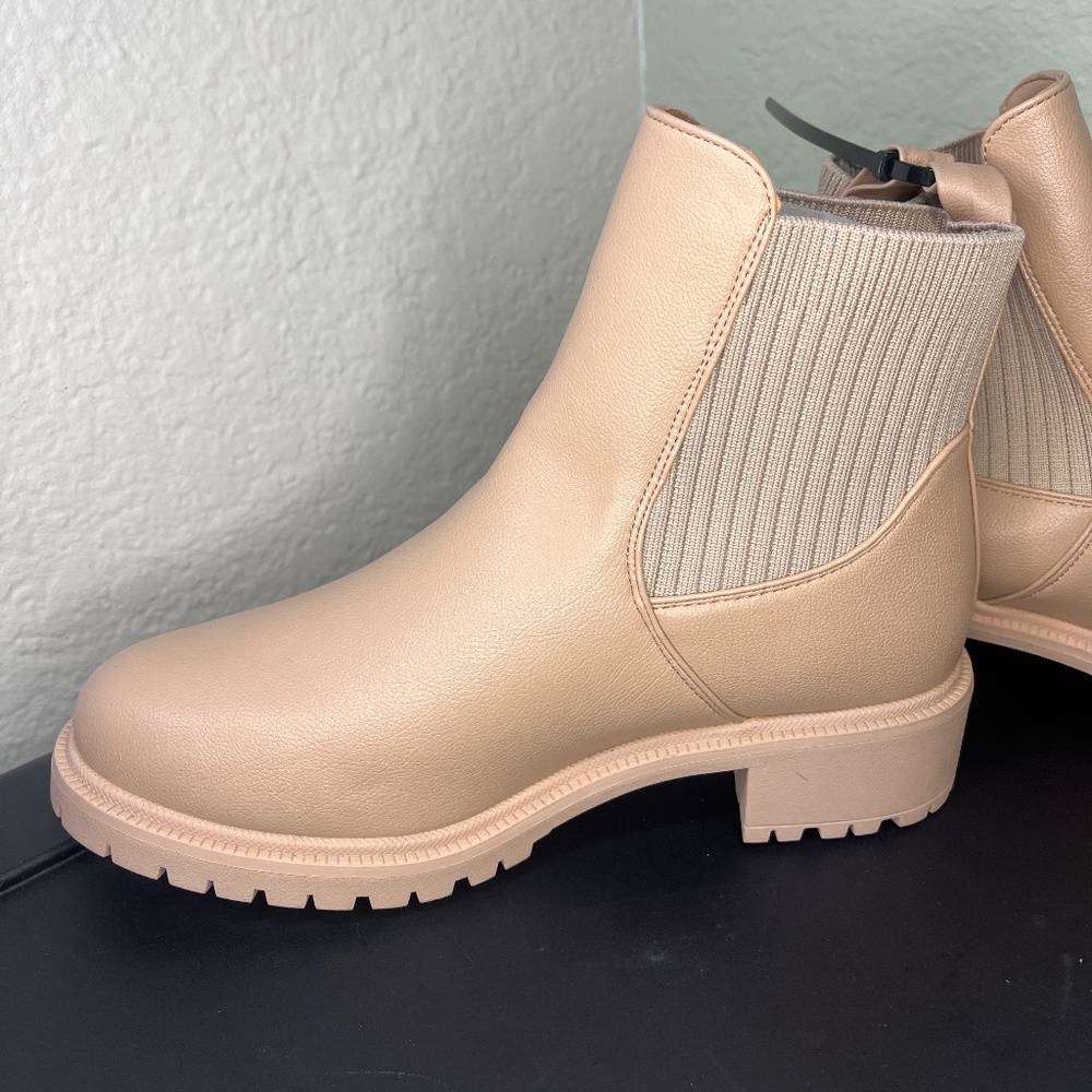 Size 9 Women’s Peach/Cream Chelsea Boots